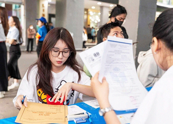 Thí sinh tham gia nộp hồ sơ