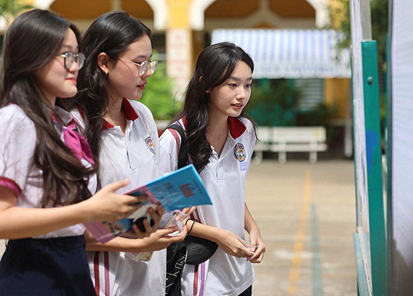 Thí sinh làm thủ tục thi tốt nghiệp THPT