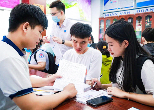 Thí sinh tham gia đăng ký xét tuyển